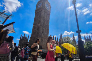 Varias personas pasean por Londres el 30 de junio de 2025, cuando se esperaban temperaturas en torno a los 34 grados Celsius.  EFE/ Guillermo Garrido/Archivo