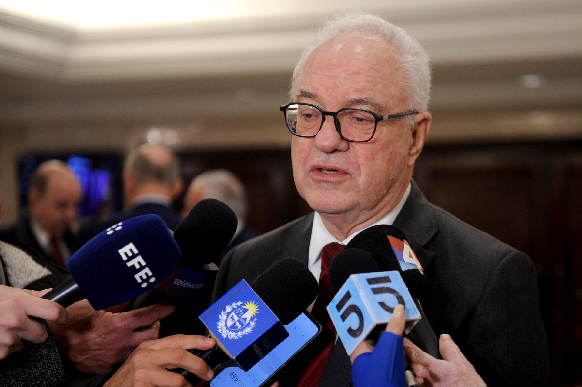 Fotografía cedida por la presidencia de Uruguay del canciller de Uruguay, Mario Lubetkin, hablando con la prensa este jueves, en Montevideo (Uruguay). EFE/ Presidencia de Uruguay