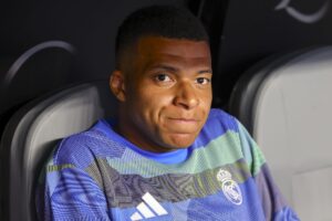 El delantero francés del Real Madrid, Kylian Mbappéen el banquillo el pasado 1 de julio en Florida, Estados Unidos. EFE/EPA/CRISTOBAL HERRERA-ULASHKEVICH