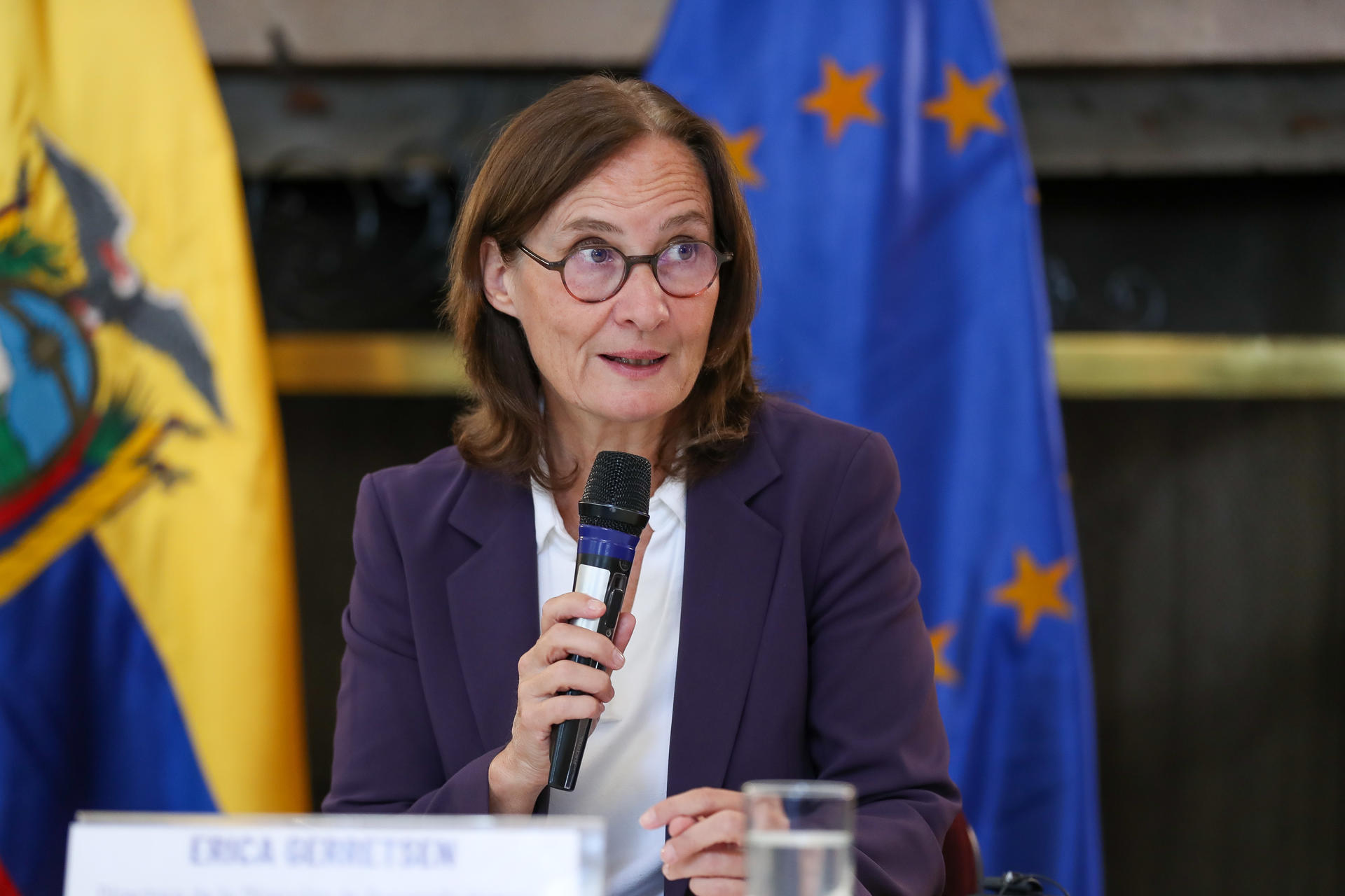 La directora de Desarrollo Humano, Migración, Gobernanza y Paz de la Comisión Europea, Erica Gerretsen, habla durante la presentación del programa de Seguridad, Esperanza y Resiliencia para la Paz en Ecuador (Serpaz) este martes, en Quito (Ecuador). EFE/ José Jácome