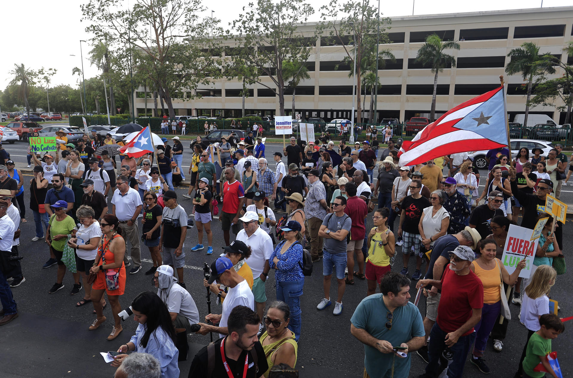 Personas participan en una manifestación en contra de la compañía Luma Energy este martes, en la Plaza Las Américas en San Juan (Puerto Rico). EFE/Thais Llorca