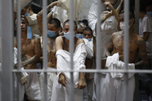 Fotografía del 4 de abril de 2025 que muestra a reclusos al interior de una celda en el Centro de Confinamiento del Terrorismo (Cecot) en Tecoluca (El Salvador). EFE/ Rodrigo Sura