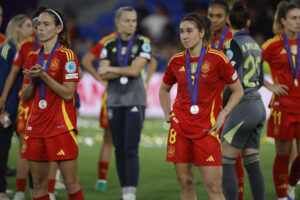 Las jugadoras de la selección española Mariona Caldentey (d) y Aitana Bonmatí (i) tras recibir la medalla de subcampeonas de la final de la Eurocopa Femenina 2025 que disputaron frente a Inglaterra en el St. Jakob Park de Basilea (Suiza). EFE/ Ana Escobar.