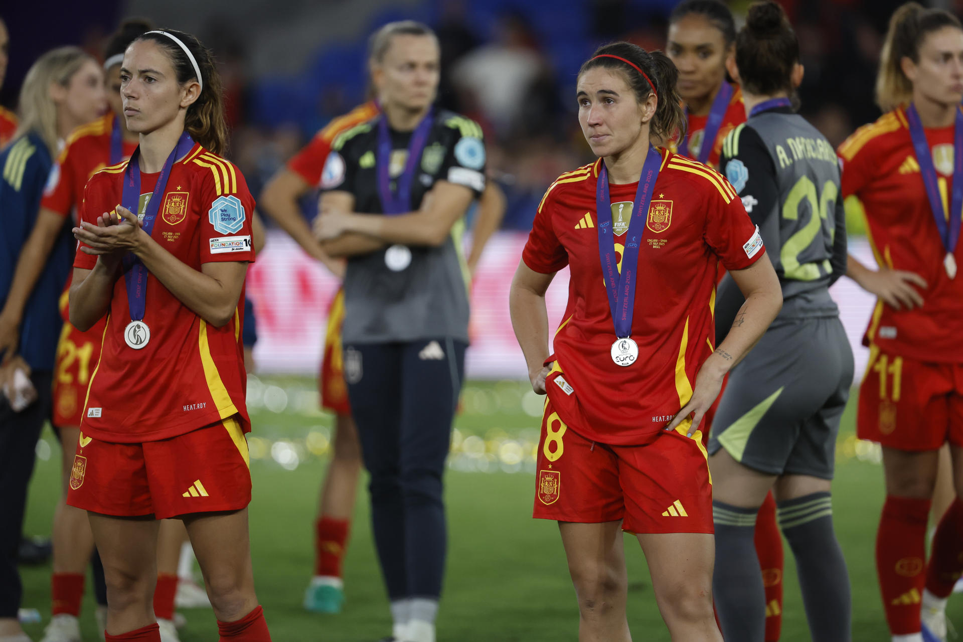 Las jugadoras de la selección española Mariona Caldentey (d) y Aitana Bonmatí (i) tras recibir la medalla de subcampeonas de la final de la Eurocopa Femenina 2025 que disputaron frente a Inglaterra en el St. Jakob Park de Basilea (Suiza). EFE/ Ana Escobar.