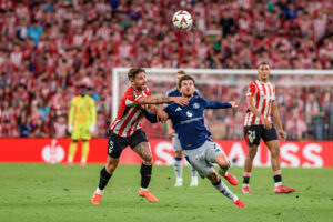 Foto de archivo del defensa del Athletic Club, Yeray Álvarez, en pugna con el centrocampista inglés del Manchester United Mason Mount en las semifinales de la Liga Europa. EFE/Luis Tejido.
