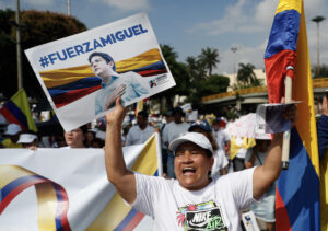 Foto de archivo que muestra a una persona en un movilización a favor del senador Miguel Uribe Turbay en Cali (Colombia). EFE/Ernesto Guzmán