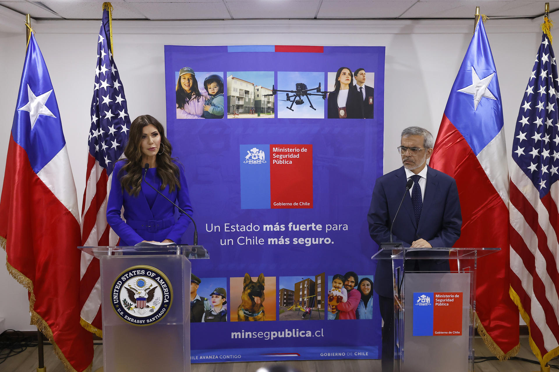 La secretaria de Seguridad Nacional de Estados Unidos, Kristi Noem, junto al ministro de Seguridad Pública de Chile, Luis Cordero (d), hablan en declaración conjunta este 30 de julio de 2025, en Santiago (Chile). EFE/ Elvis González
