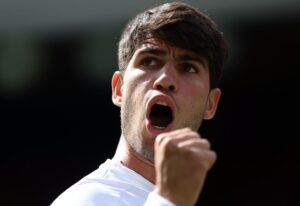 El español Carlos Alcaraz durante un partid en Wimbledon, en una foto de archivo.-EFE/ Neil Hall  SOLO USO EDITORIAL