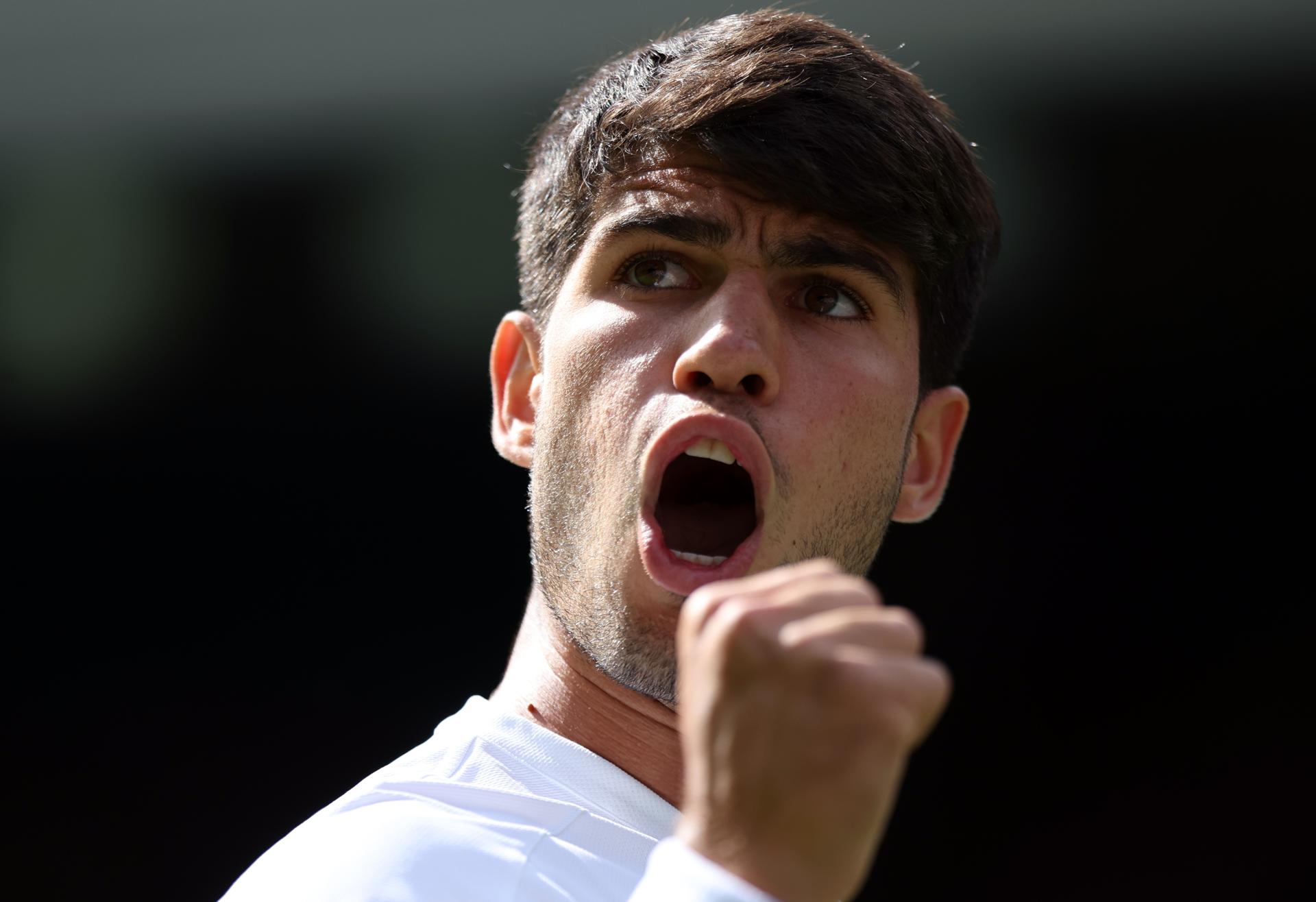 El español Carlos Alcaraz durante un partid en Wimbledon, en una foto de archivo.-EFE/ Neil Hall  SOLO USO EDITORIAL