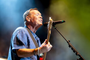 El cantante de la banda británica UB40, Ali Campbell, durante su actuación hoy sábado en el festival de Cap Roig que se celebra en la localidad gerundense de Palafrugell. EFE/David Borrat.