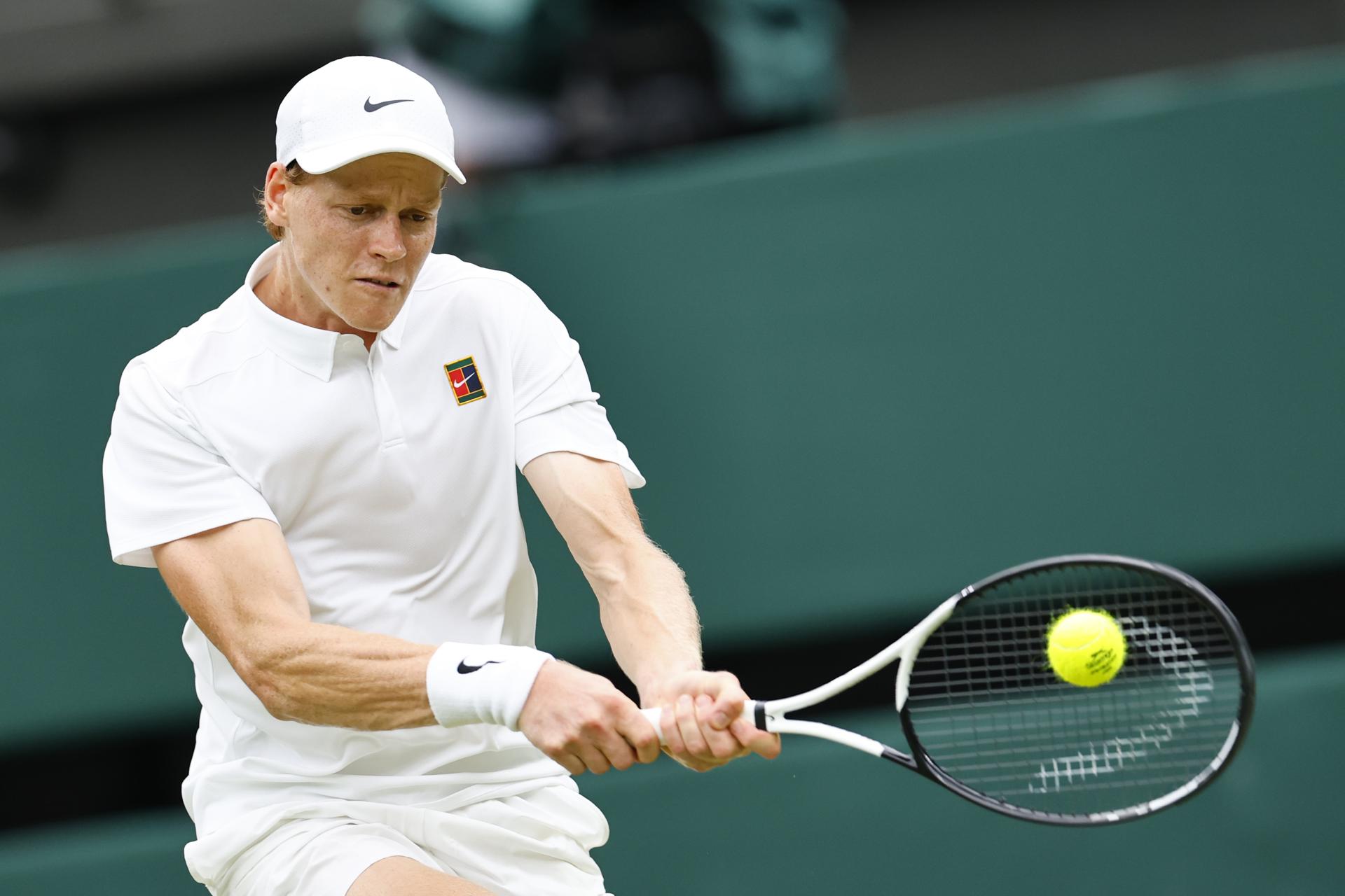 El tenista italiano Jannik Sinner celebra este sábado su triunfo en tercera ronda del torneo de Wimbledon, tercer Grand Slam de la temporada, sobre el español Pedro Martínez. EFE/EPA/TOLGA AKMEN (Sólo uso editorial)