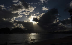 Vista de la playa de Ondarreta de San Sebastián a primera hora de este martes. EFE/Javier Etxezarreta