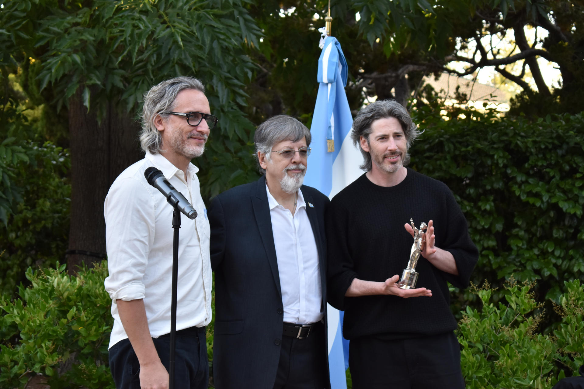 El director uruguayo Fede Álvarez (i) y el director del Festival de Cine Mar del Plata, Gabriel Lermanl (c), posan junto al director canadiense Jason Reitman. EFE/ Mónica Rubalcava