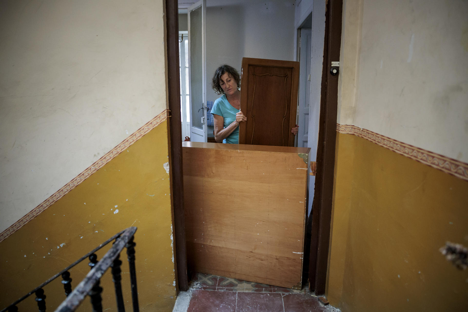 María Jesús, una vecina del barrio del casco histórico de la ciudad de València, ha denunciado acoso por parte del fondo propietario del edificio donde es la única inquilina y a la que el fin de semana lanzaron sus pertenencias por el hueco de la escalera y destrozaron el baño, la cocina, cortaron la luz y quitaron la puerta de entrada. EFE/Biel Aliño