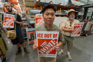 Personas sostienen carteles durante una manifestación en apoyo a la Red Nacional de Organización de Jornaleros por las recientes redadas de ICE en los estacionamientos de The Home Depot este jueves, en East Windsor New Jersey (Estados Unidos). EFE/ Ángel Colmenares