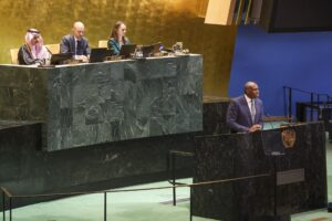 El ministro de Asuntos Exteriores británico, David Lammy (der.), habla durante una conferencia sobre la solución de dos Estados al conflicto israelí-palestino, en la sede de las Naciones Unidas (ONU) en Nueva York. EFE/Sarah Yenesel