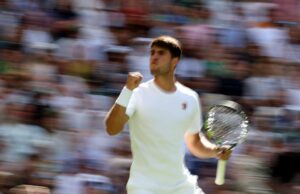 El español Carlos Alcaraz cumplió los pronósticos y venció al universitario Oliver Tarvet (6-1, 6-4 y 6-4) para ingresar en la tercera ronda de Wimbledon. EFE/EPA/NEIL HALL