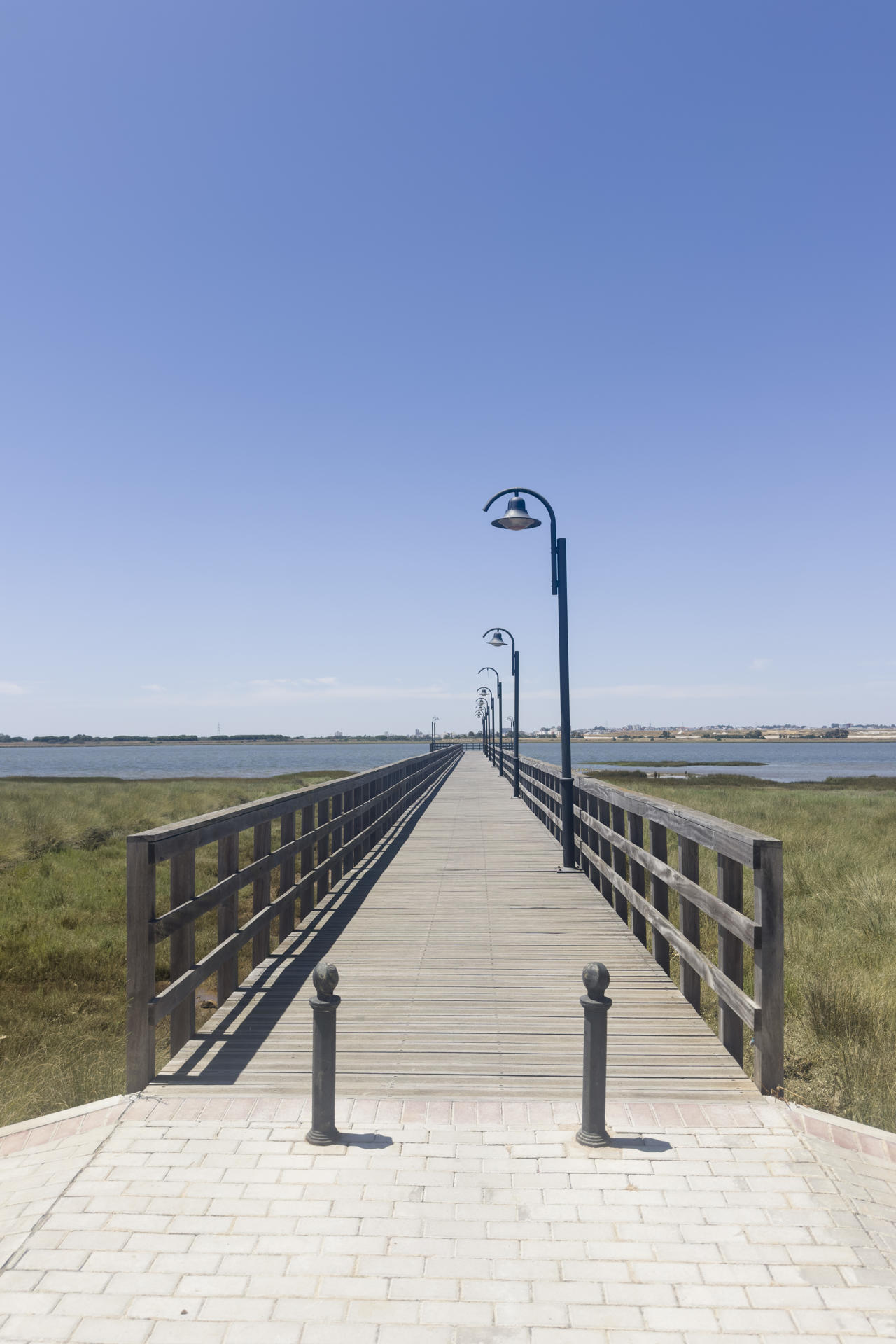 Vista del lugar en el que ha sido hallado el cuerpo sin vida de una mujer, cuya identidad no ha trascendido, esta mañana en el término municipal de Palos de la Frontera (Huelva), concretamente en la zona del muelle de la Calzadilla, junto a la iglesia de San Jorge. El Consorcio Provincial de Bomberos de Huelva ha informado de que a las 10:15 horas de esta mañana ha recibido una llamada alertando del hallazgo del cuerpo en una zona de marisma, a aproximadamente 50 metros de la pasarela. EFE/ David Arjona
