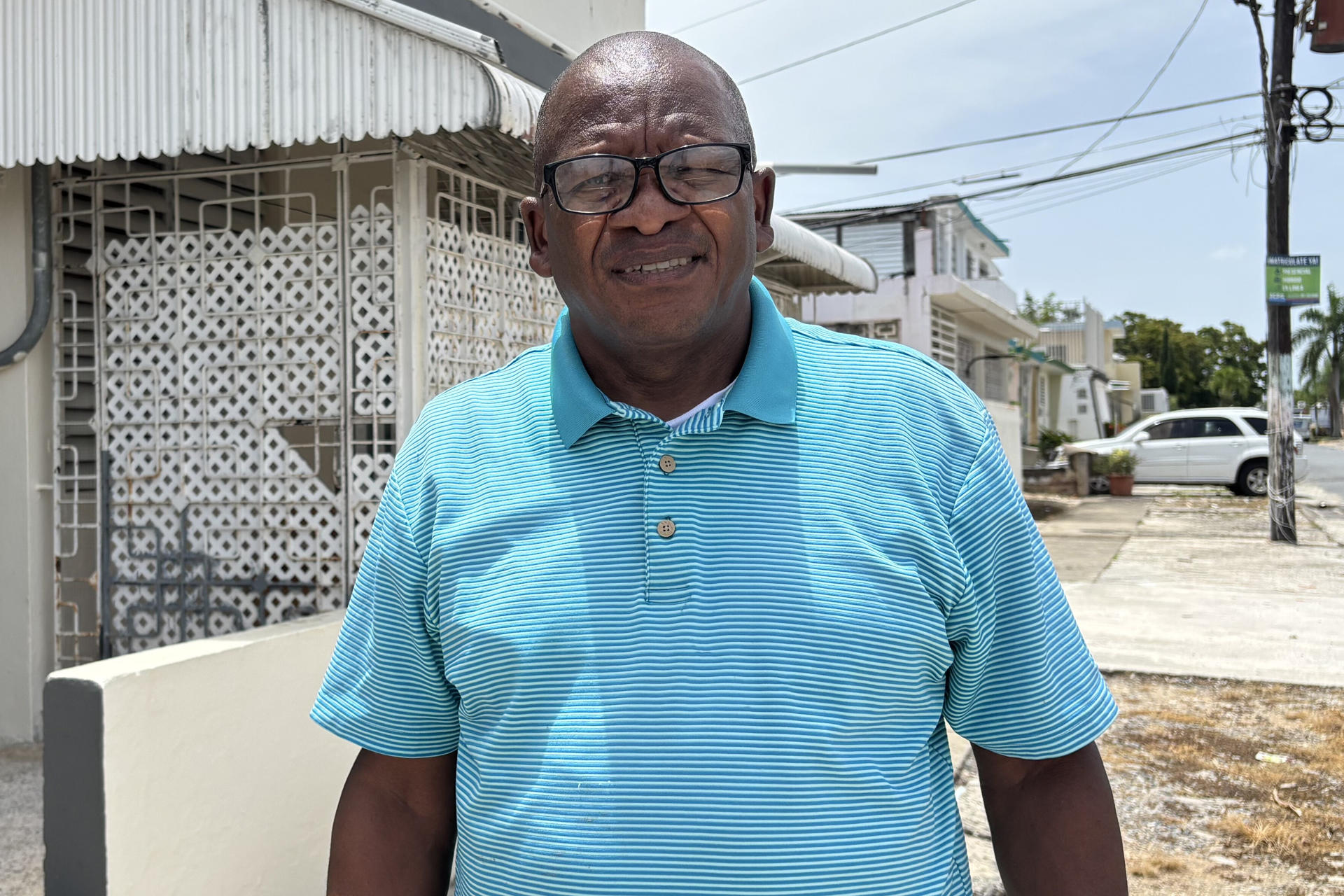 El portavoz de la comunidad haitiana en Puerto Rico, Leonard Prophil, al posar durante una entrevista con EFE, en San Juan (Puerto Rico). EFE/Esther Alaejos
