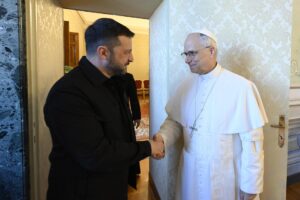 Castel Gandolfo (Italy), 09/07/2025.- A handout photo made available by the Vatican Media shows Pope Leo XIV meeting Ukraine's President Volodymyr Zelensky (L) at the papal residence of Castel Gandolfo, Italy, 09 July 2025. (Papa, Italia, Ucrania) EFE/EPA/VATICAN MEDIA HANDOUT HANDOUT EDITORIAL USE ONLY/NO SALES