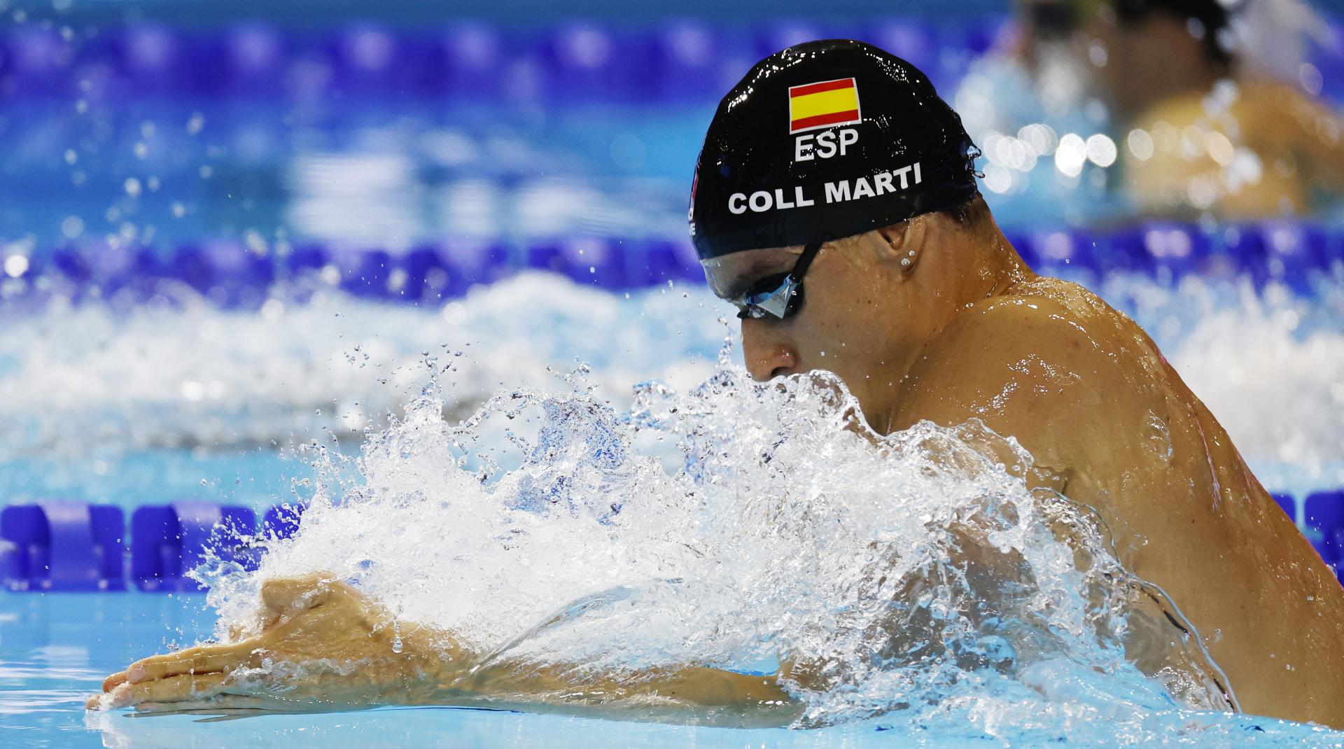 El nadador español Carles Coll Marti compite en las semifinales de los 200 metros estilo braza en los Campeonatos Mundiales de Natación Singapur 2025. EFE/EPA/RUNGROJ YONGRIT
