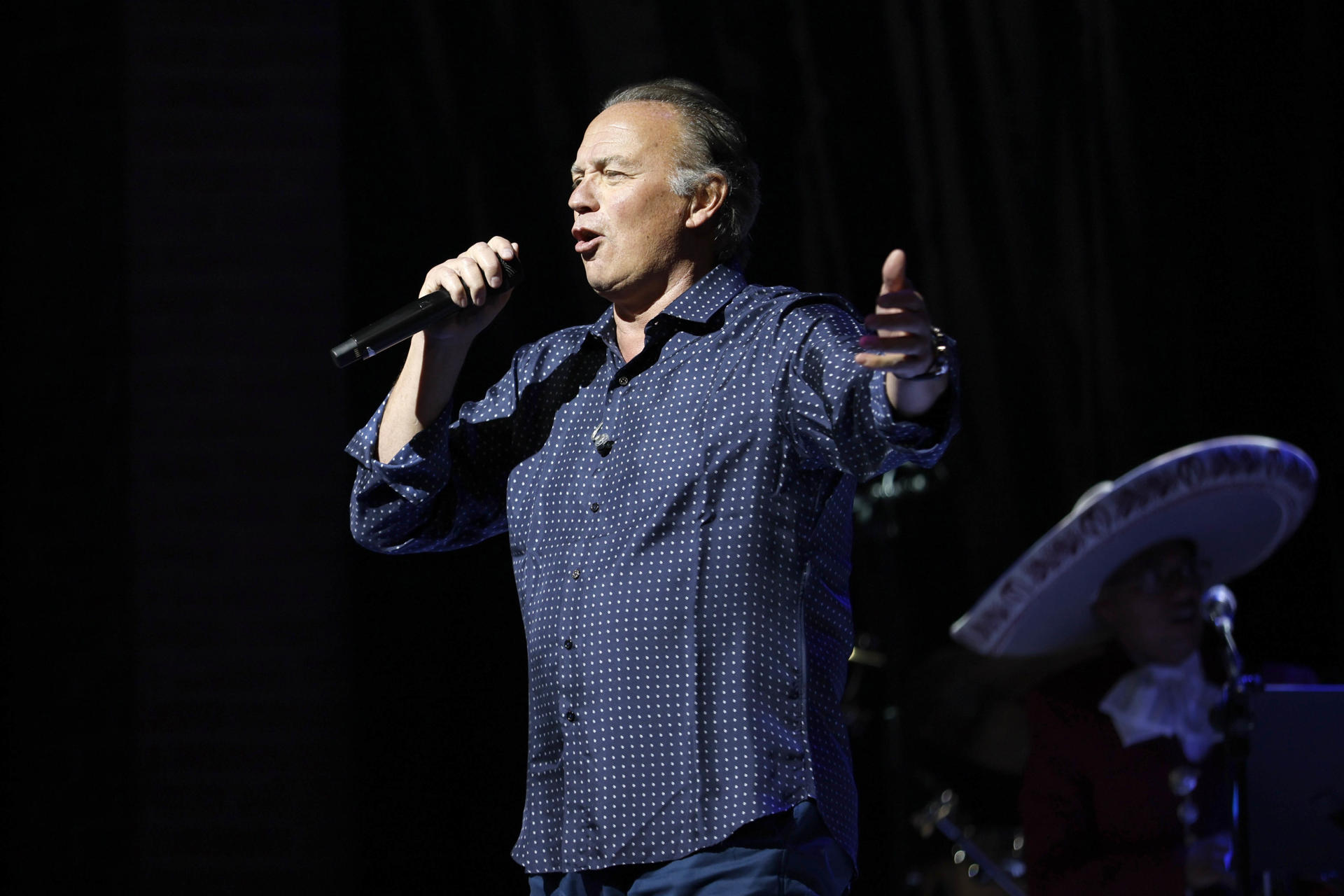 Imagen de archivo del cantante Bertín Osborne durante un concierto. EFE / Juanjo Martín.