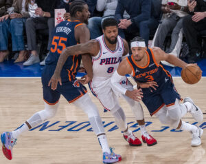 Imagen de archivo en la que se ven en acción entre dos rivales a Paul George (c) de los Philadelphia 76ers, quien este lunes fue operado en la rodilla izquierda y apenas en el mes de septiembre tendrá su primera valoración. EFE/ Angel Colmenares