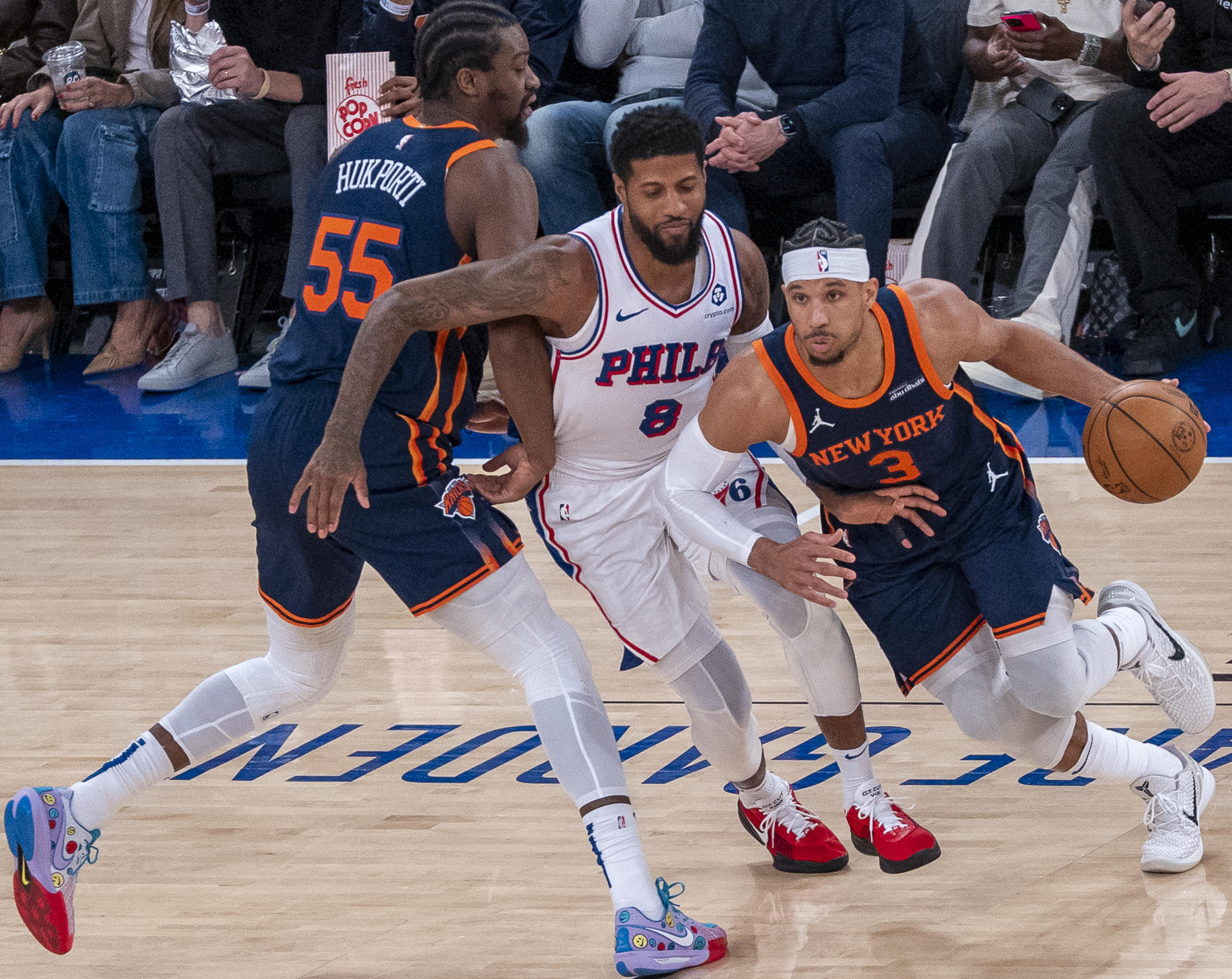 Imagen de archivo en la que se ven en acción entre dos rivales a Paul George (c) de los Philadelphia 76ers, quien este lunes fue operado en la rodilla izquierda y apenas en el mes de septiembre tendrá su primera valoración. EFE/ Angel Colmenares