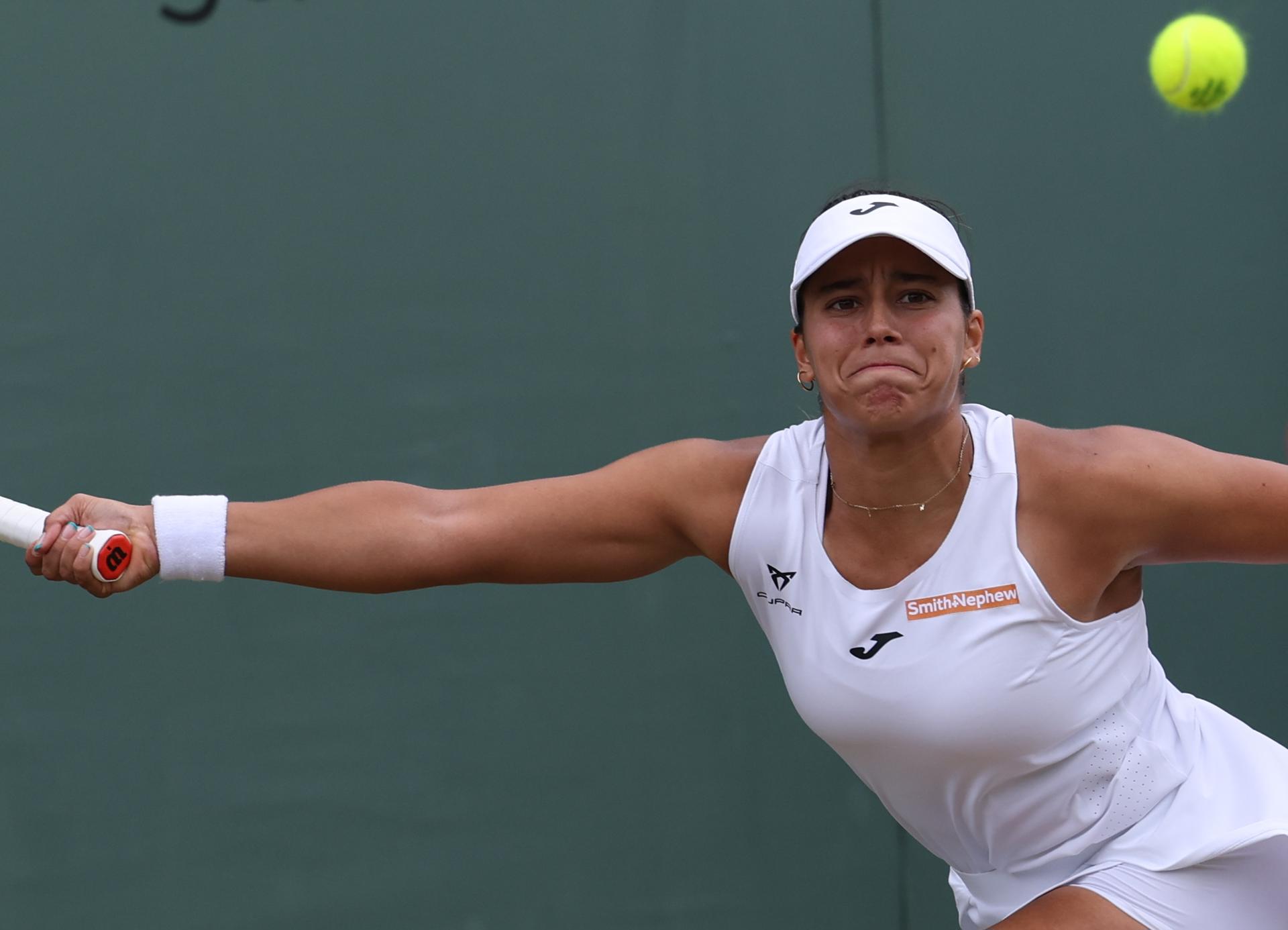 La tenista española Jessica Bouzas (en la imagen), durante su partido de tercera ronda del torneo de Wimbledon contra la ucraniana Dayana Yastremska, tras el cual disputará por primera vez en su carrera los octavos de final del tercer Grand Slam de la temporada. EFE/NEIL HALL (Sólo uso editorial)