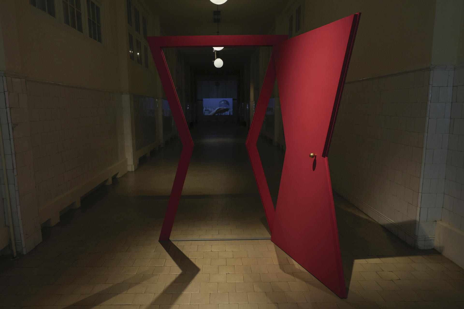 Vista general de una obra que hace parte de la BienalSur, durante su inauguración, este sábado, 5 de julio, en el Museo de la Inmigración en Buenos Aires (Argentina). EFE/Martín Campaya