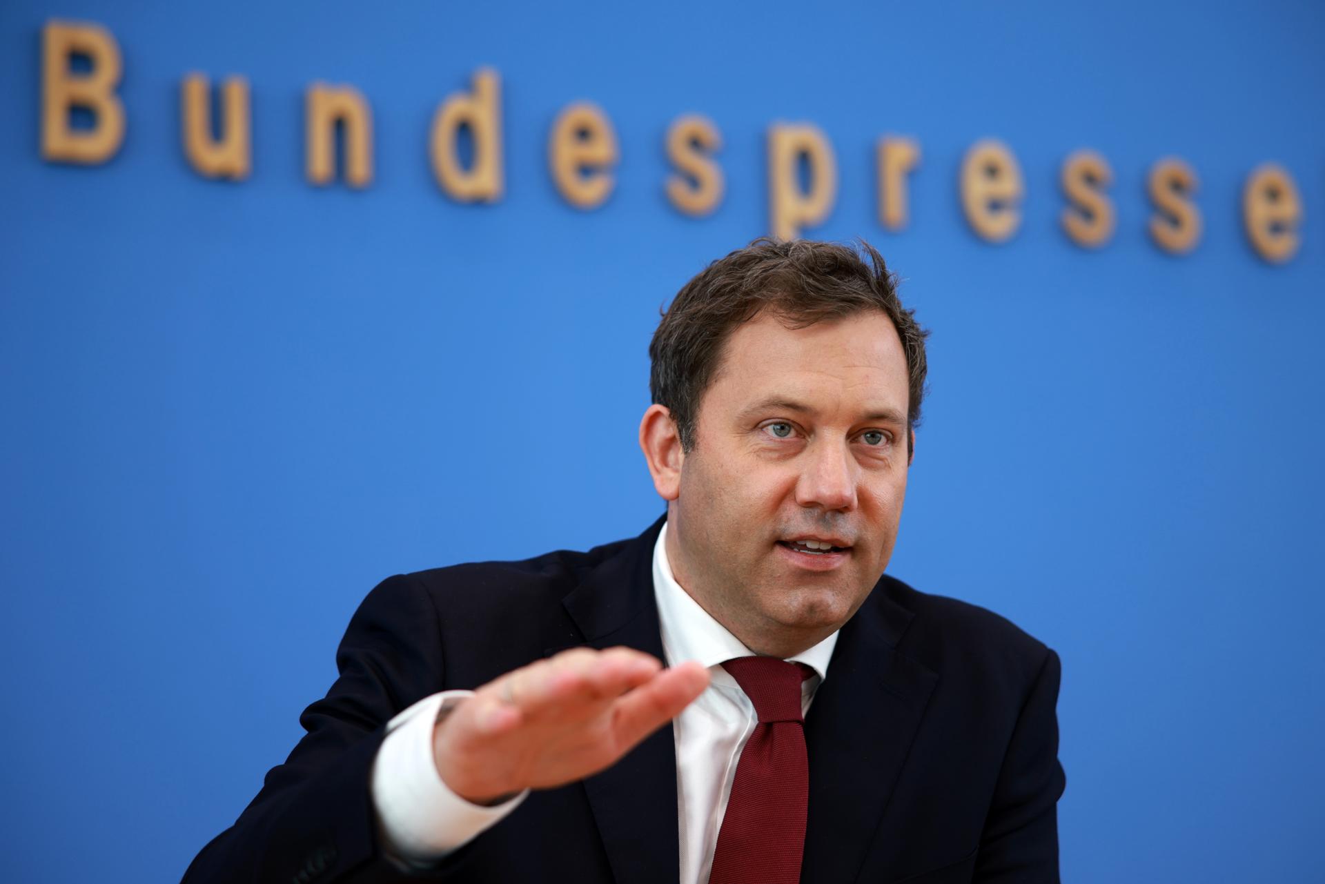 El ministro de Finanzas alemán Lars Klingbeil, este miércoles 30 de julio durante una conferencia de prensa en Berlín para presentar el borrador del presupuesto federal de 2026. EFE/EPA/CLEMENS BILAN