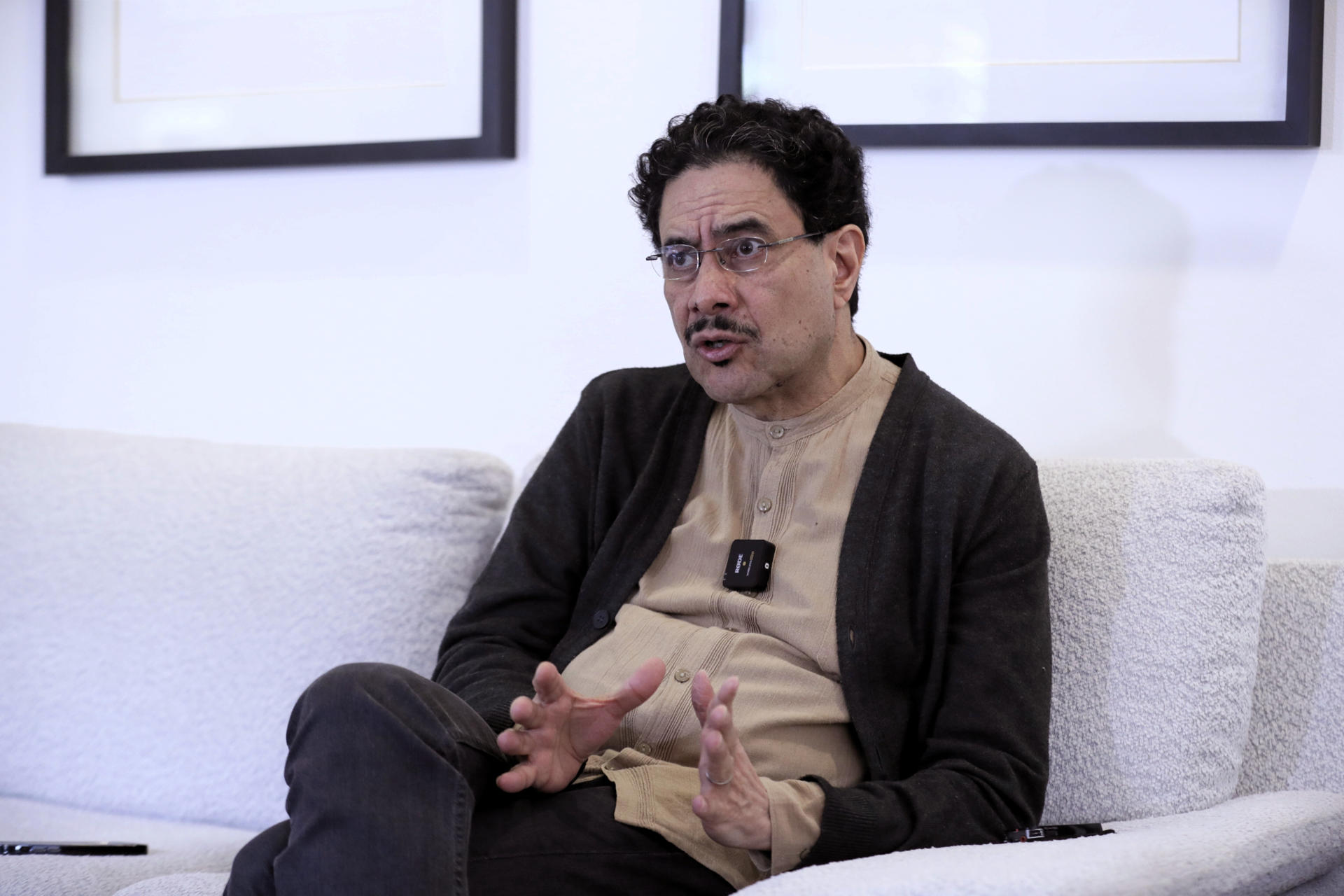 El senador de Colombia Iván Cepeda habla durante entrevista con EFE, en Bogotá (Colombia). EFE/ Carlos Ortega
