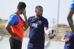 El entrenador de la 37 edición de Sesiones AFE, Dani Giménez (dcha), aseguró este miércoles a EFE que la misión del cuerpo técnico que lidera no es únicamente dirigir y poner en forma a un grupo de jugadores sin equipo, sino también ayudar y dar confianza y ánimo a los futbolistas. EFE/Pablo Verdú