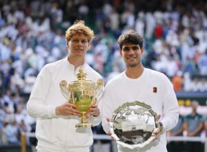 El italiano Jannik Sinner y el español Carlos Alcaraz con los trofeos en Wimbledon,Reino Unido) EFE/EPA/TOLGA AKMEN