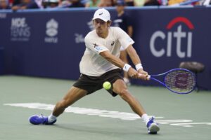 Alex de Miñaur de Australia en acción contra Alejandro Davidovich de España durante su partido final de individuales masculino en el torneo de tenis Mubadala Citi DC Open en el William H.G. FitzGerald Tennis Center en Washington, DC, (EE.UU.). EFE/WILL OLIVER