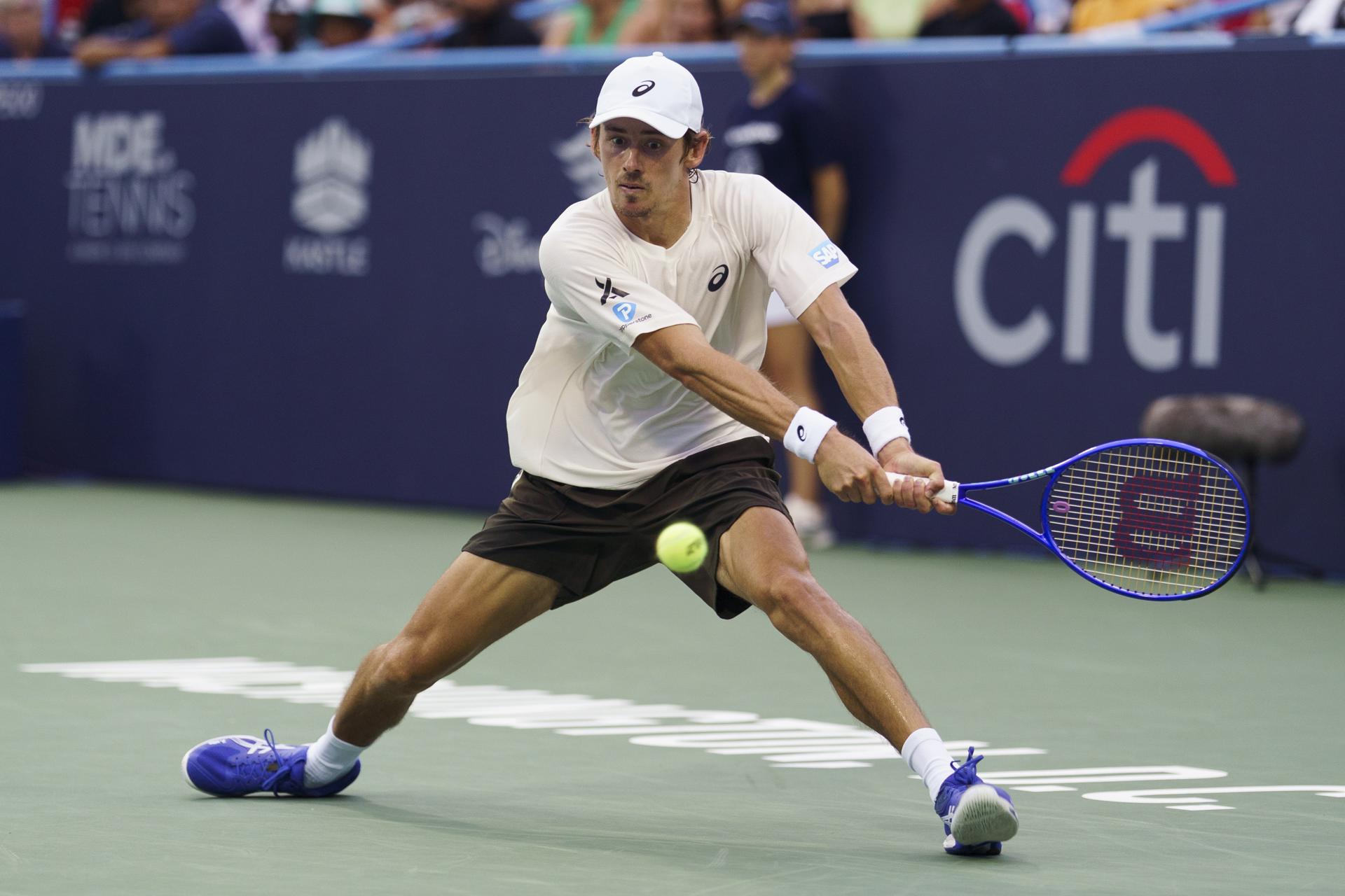 Alex de Miñaur de Australia en acción contra Alejandro Davidovich de España durante su partido final de individuales masculino en el torneo de tenis Mubadala Citi DC Open en el William H.G. FitzGerald Tennis Center en Washington, DC, (EE.UU.). EFE/WILL OLIVER