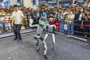 China saca músculo estos días en uno de los terrenos en los que el gigante asiático se mide más ferozmente con EE. UU., el de la inteligencia artificial, en un congreso mundial en Shanghái en el que paradójicamente no está presente su mayor triunfo hasta el momento: DeepSeek. EFE/Víctor Escribano