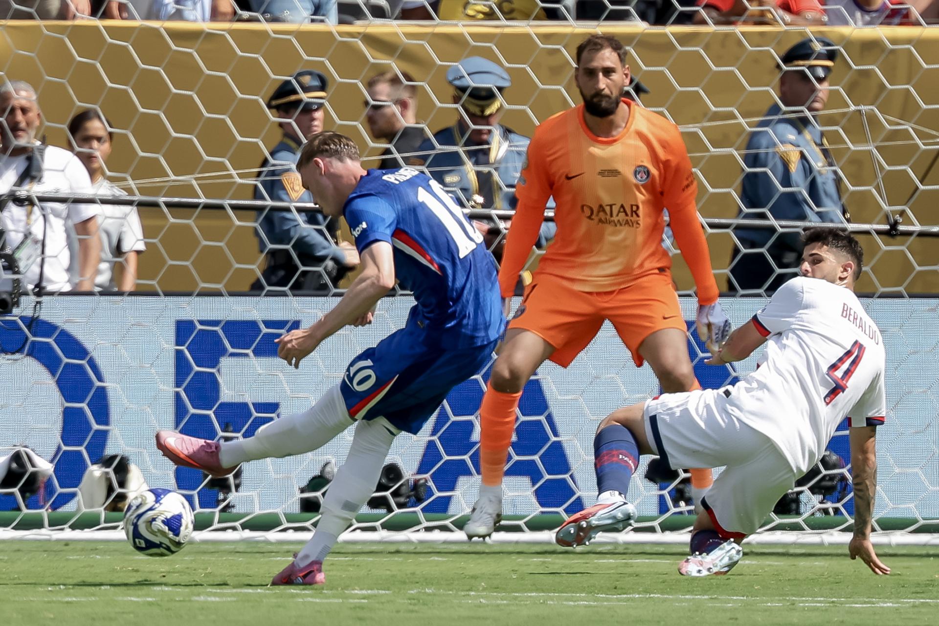 Cole Palmer (i), de Chelsea, anota el 2-0 contra el portero Gianluigi Donnarumma (c) y Lucas Beraldo (d), del PSG, durante la final de la Copa Mundial de Clubes de la FIFA 2025 entre el Chelsea FC y el Paris Saint-Germain, en East Rutherford, Nueva Jersey (EE.UU.). EFE/JUSTIN LANE
//////////
EAST RUTHERFORD (United States), 13/07/2025.- Cole Palmer (L) of Chelsea scores the 2-0 goal against goalkeeper Gianluigi Donnarumma (C) and Lucas Beraldo (R) of PSG during the FIFA Club World Cup 2025 final match between Chelsea FC and Paris Saint-Germain, in East Rutherford, New Jersey, USA, 13 July 2025. (Mundial de Fútbol) EFE/EPA/JUSTIN LANE
