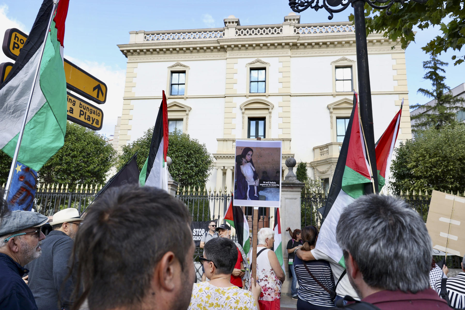 Centenares de personas se han concentrado para pedir a gobiernos e instituciones que intercedan para la puesta en libertad de la tripulación del Handala, convocada por Amistad con Palestina y Acampada por Palestina La Rioja, este martes ante el Palacete del Gobierno de La Rioja. EFE/Raquel Manzanares
