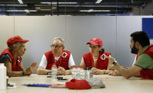 Reunión del Centro de urgencias y emergencias sociales de Barcelona (CUESB) que ha activado el dispositivo previsto en la capital catalana ante la ola de calor. EFE/Andreu Dalmau