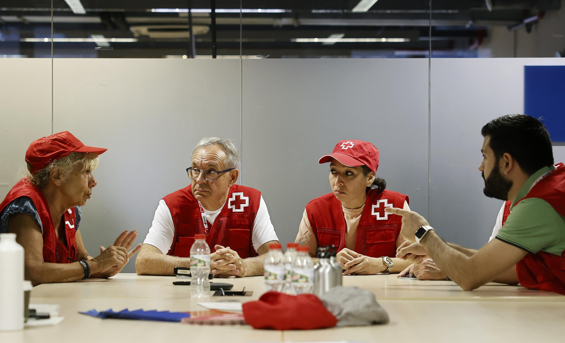 Reunión del Centro de urgencias y emergencias sociales de Barcelona (CUESB) que ha activado el dispositivo previsto en la capital catalana ante la ola de calor. EFE/Andreu Dalmau