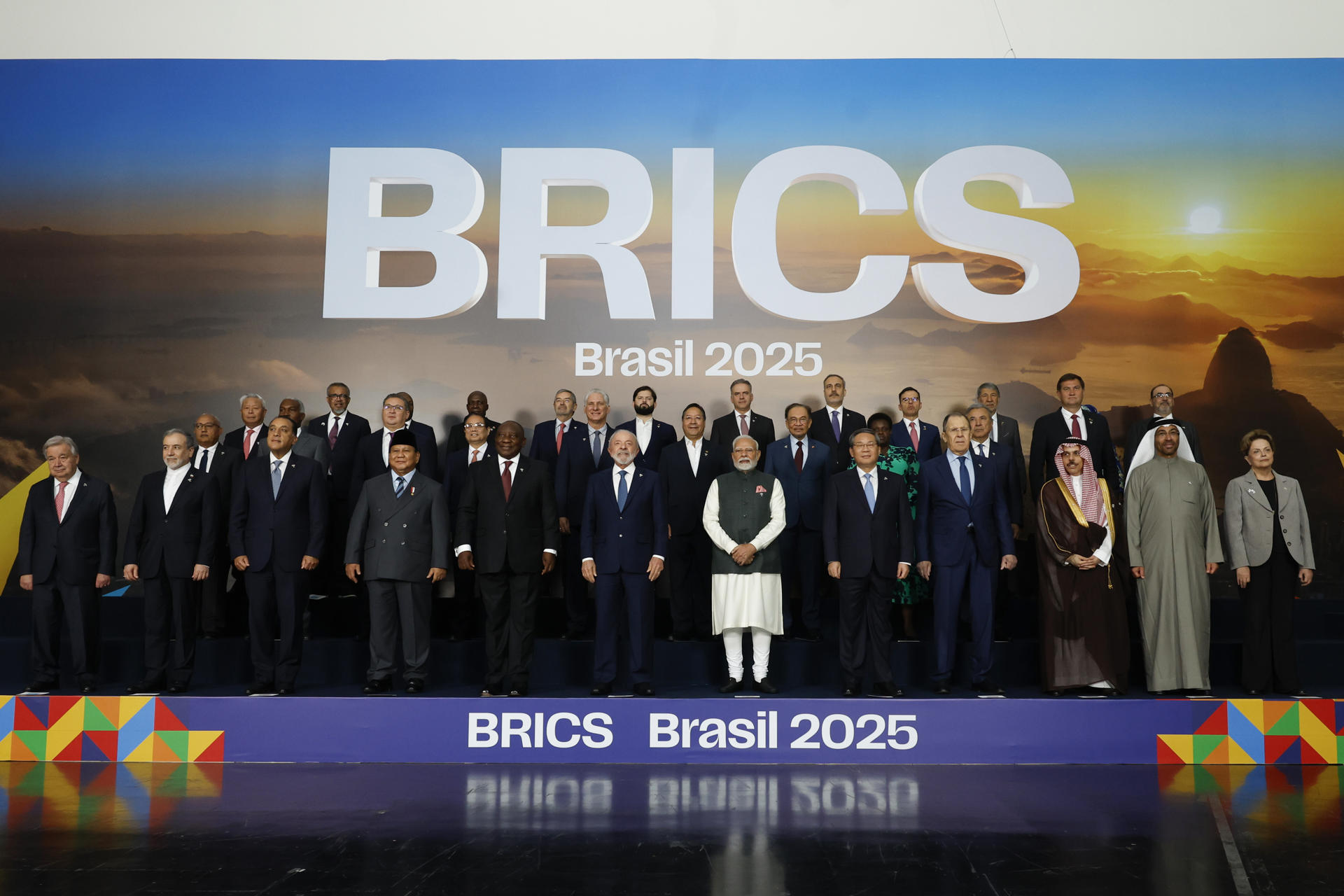 AME1335. RÍO DE JANEIRO (BRASIL), 07/07/2025.- Fotografía de los participantes en la cumbre de los BRICS este lunes, en Río de Janeiro (Brasil). La segunda y última jornada de la cumbre de los BRICS comenzó tras la nueva amenaza del presidente de Estados Unidos, Donald Trump, de imponer un arancel adicional del 10 % a los países que se "alineen" al foro. EFE/ Antonio Lacerda