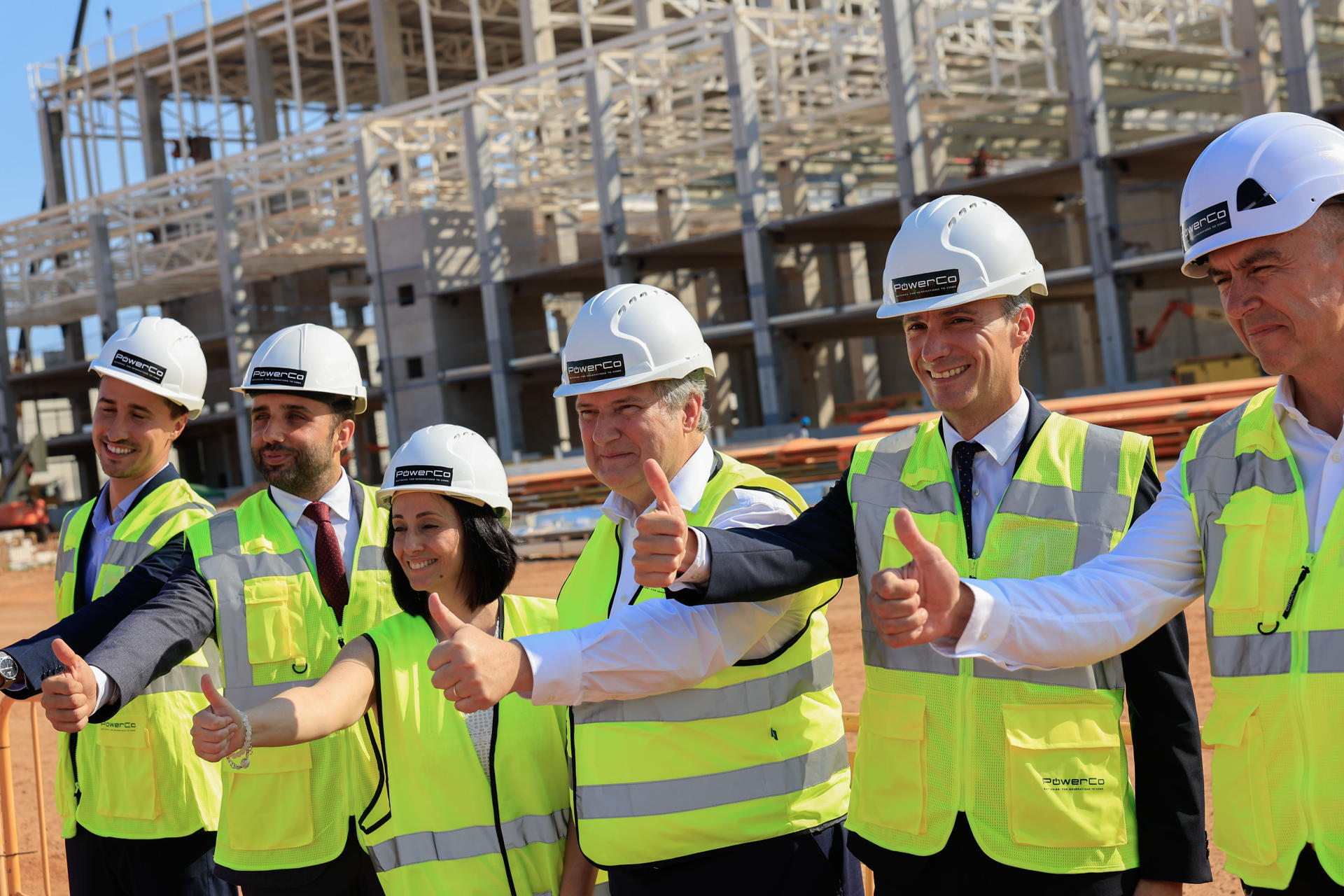 El director financiero de Powerco, Javier Rivera (2d), y el ministro de Industria, Jordi Hereu (c), visitan la futura sede de la gigafactoría de baterías de PowerCo este jueves, en Sagunto (Comunidad Valenciana). El ministro de Industria, Jordi Hereu, ha manifestado que España lidera una transformación hacia la movilidad electrificada con cambios en los modos de producción, y la planta de baterías que PowerCo, filial de Volkswagen, construye en Sagunto (Valencia) es "el mejor ejemplo" de esa transformación. EFE/ Kai Forsterling