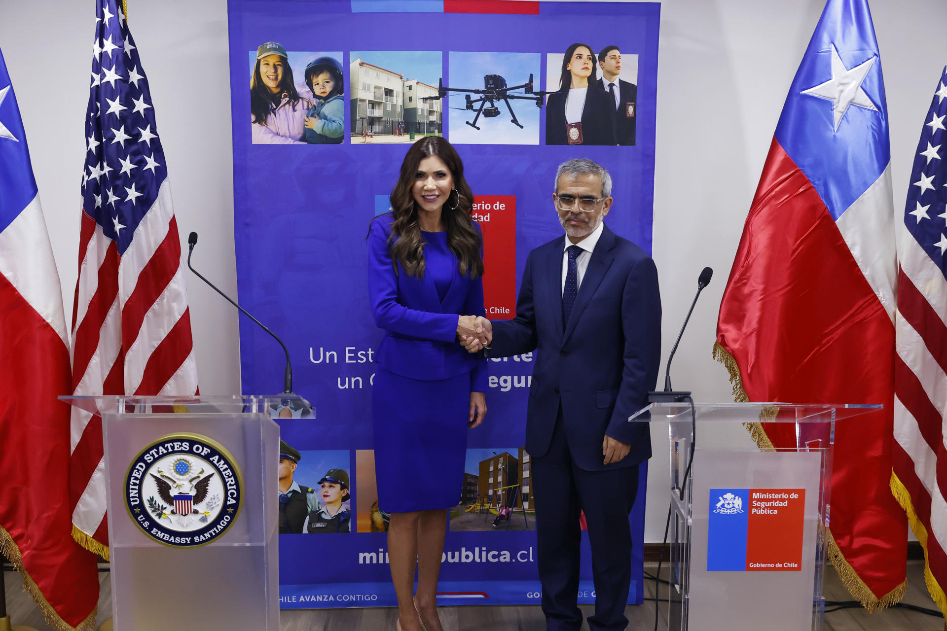 La secretaria de Seguridad Nacional de Estados Unidos, Kristi Noem, junto al ministro de Seguridad Pública de Chile, Luis Cordero (d), este 30 de julio de 2025, en Santiago (Chile). EFE/ Elvis González