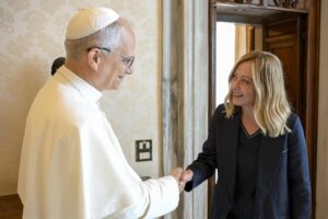 Una imagen facilitada por los Medios del Vaticano muestra al Papa León XIV (I) reuniéndose con la Primera Ministra Italiana Giorgia Meloni (D) durante una audiencia, en la Ciudad del Vaticano, 02 de julio de 2025. (Papa, Italia) EFE/EPA/VATICAN MEDIA HANDOUT HANDOUT EDITORIAL USE ONLY/NO SALES
