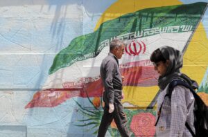 Imagen de archivo de un mural con la bandera nacional de Irán en Teherán. EFE/EPA/ABEDIN TAHERKENAREH