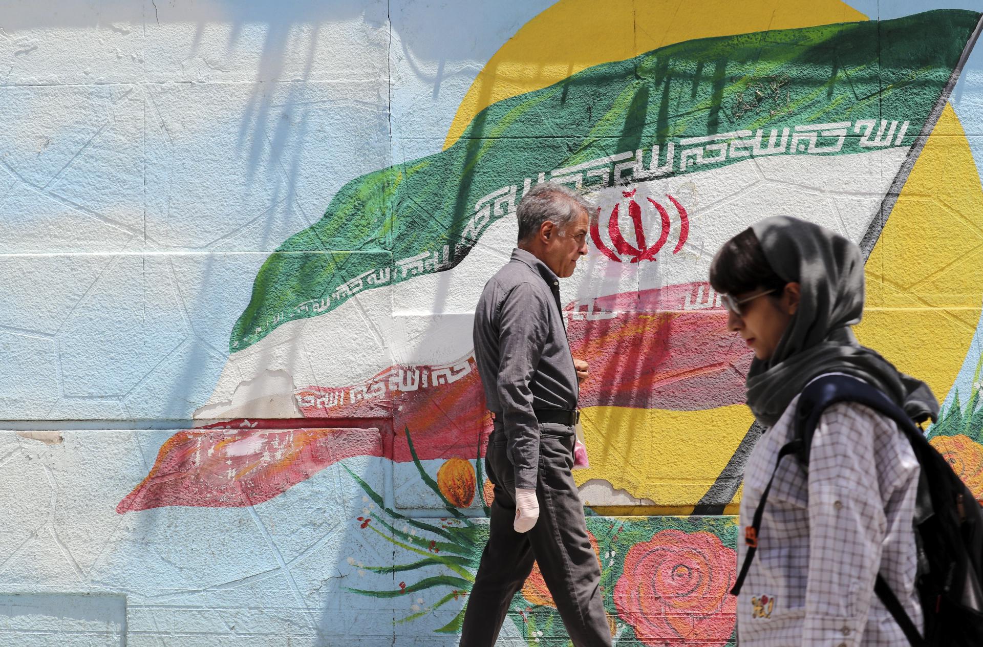 Imagen de archivo de un mural con la bandera nacional de Irán en Teherán. EFE/EPA/ABEDIN TAHERKENAREH