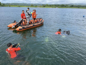 MANILA, 11/07/2025.- Equipos de submarinistas de los guardacostas filipinos buscan este viernes en las aguas del lago que rodea al volcán Taal los cadáveres de 34 hombres vinculados a apuestas en peleas de gallos, supuestamente asesinados con colaboración de agentes de Policía. Los guardacostas de Filipinas hallaron un saco con lo que parecen ser huesos humanos calcinados e identificaron otros posibles restos en el fondo de un lago volcánico, durante una operación este viernes para buscar los cadáveres de 34 hombres vinculados a apuestas en peleas de gallos, supuestamente asesinados por policías.-EFE/ Guardacostas Filipinos ***SOLO USO EDITORIAL/SOLO DISPONIBLE PARA ILUSTRAR LA NOTICIA QUE ACOMPAÑA (CRÉDITO OBLIGATORIO)***