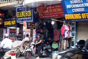 HANÓI (Vietnam), 03/07/2025.- Una mujer estaciona una motocicleta frente a una tienda con un rótulo en el que se lee "Hecho en Vietnam" en una calle de Hanói, Vietnam, el 3 de julio de 2025. EFE/EPA/LUONG THAI LINH