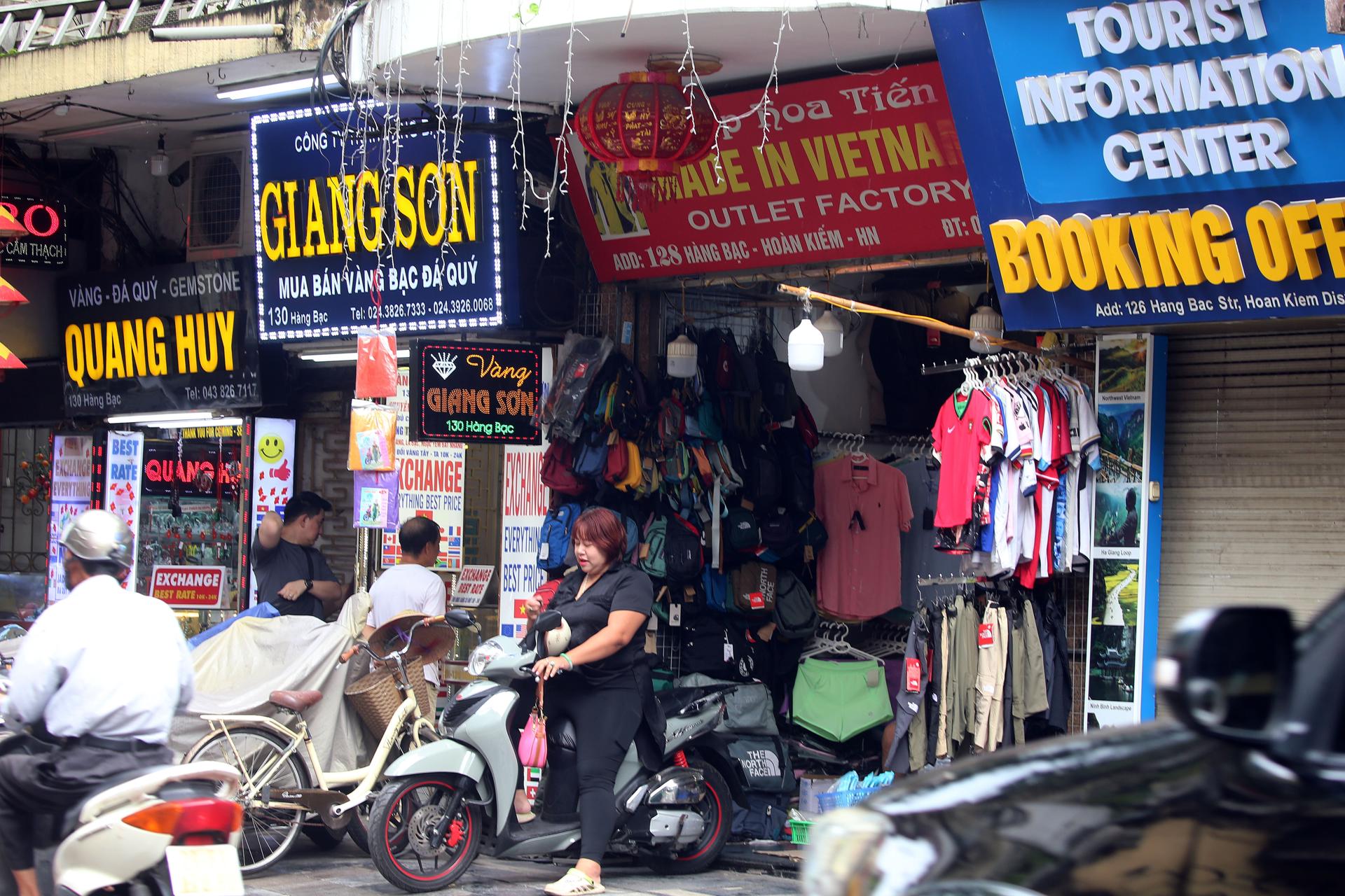 HANÓI (Vietnam), 03/07/2025.- Una mujer estaciona una motocicleta frente a una tienda con un rótulo en el que se lee "Hecho en Vietnam" en una calle de Hanói, Vietnam, el 3 de julio de 2025. EFE/EPA/LUONG THAI LINH